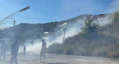 Alanya'da yerleşim alanlarını tehdit eden yangın korkuttu