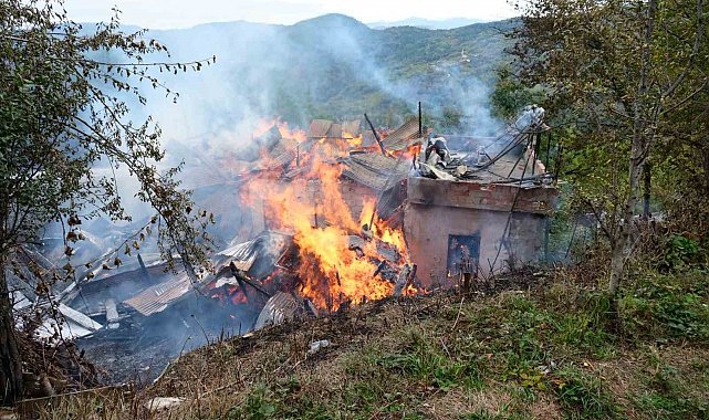 Alevlere teslim olan ahşap ev küle döndü