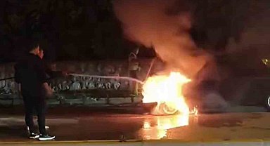 Alevlere teslim olan otomobile mikser sürücüsünden müdahale