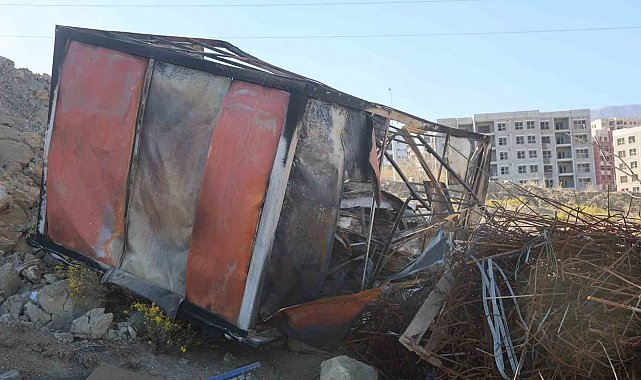 Alevlerin arasına dalan operatör, konteyneri uçurumdan yuvarladı