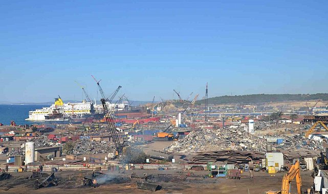 Aliağa Gemi Söküm Bölgesi'nde iş kazası: 1 işçi hayatını kaybetti