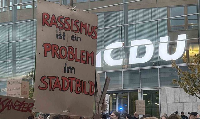 Almanya Başbakanı Merz, partisinin genel merkezi önünde binlerce kişi tarafından protesto edildi