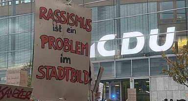 Almanya Başbakanı Merz, partisinin genel merkezi önünde binlerce kişi tarafından protesto edildi