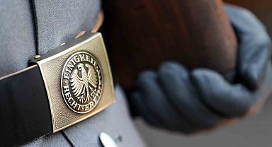 Almanya Savunma Bakanlığı, sivillere kiraladığı 200 tesisi geri alıyor