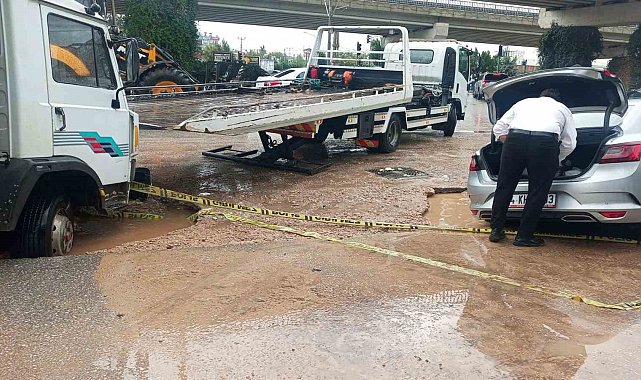 Alt yapı çalışması yapılan alan yağış dolayısıyla çöktü, araçlar mahsur kaldı