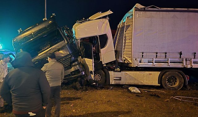 Amasya'da 2 tır kavşakta çarpıştı: 3 yaralı