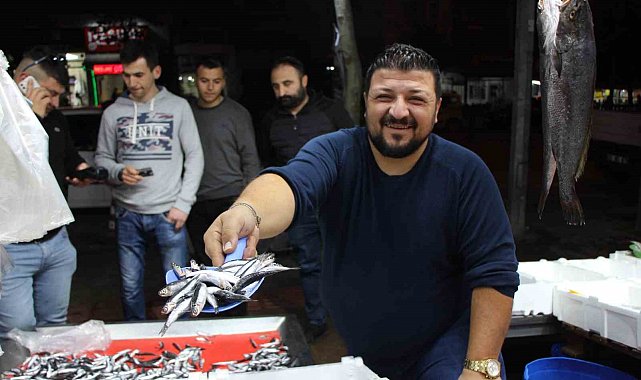 Amasya'da balıkçı ile kasabın esprili "indirim" kapışması vatandaşa yaradı