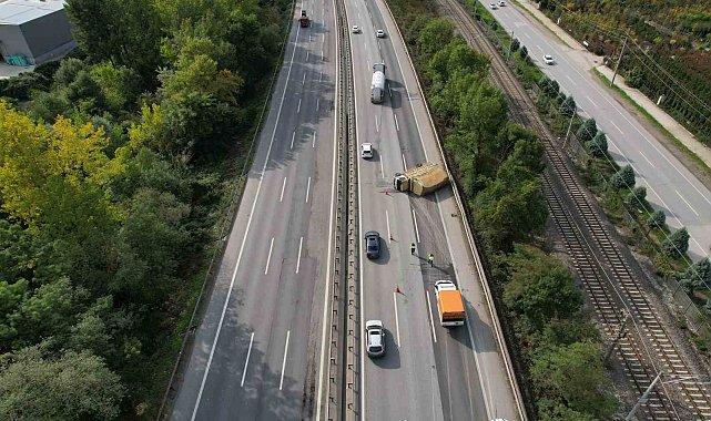 Anadolu Otoyolu'nu kilitleyen kaza: Kontrolden çıkan kamyonet yan yattı