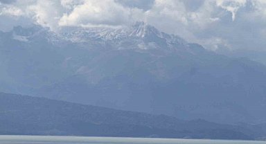 Anamas beyaz gelinliğini giydi