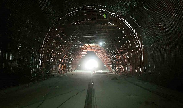 Ankara ile İzmir arasındaki seyahat süresini 3,5 saate düşürecek projede Köroğlu Tüneli'nde ışık göründü