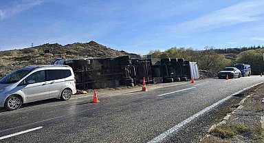 Ankara'da devrilen tırdaki 2 inek telef oldu