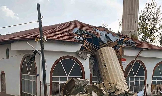Ankara'da fırtına nedeniyle minare yıkıldı