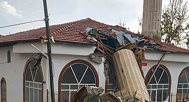 Ankara'da fırtına nedeniyle minare yıkıldı
