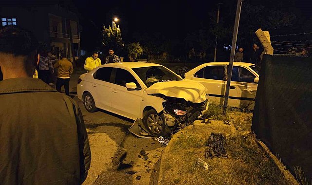 Ankara'da iki otomobil kafa kafaya çarpıştı: 2 yaralı