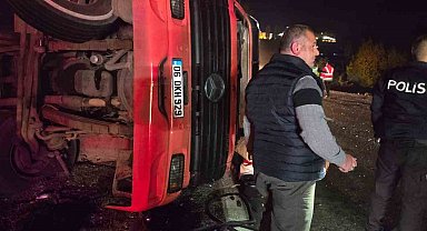 Ankara'da virajı alamayan tır devrildi: 1 yaralı