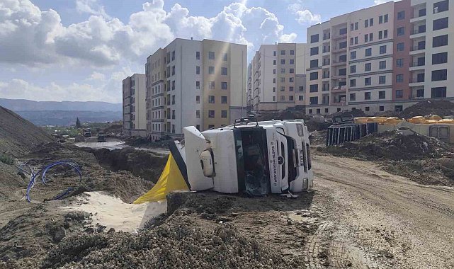 Antakya'da kum yüklü kamyon devrildi