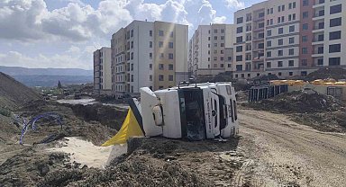 Antakya'da kum yüklü kamyon devrildi