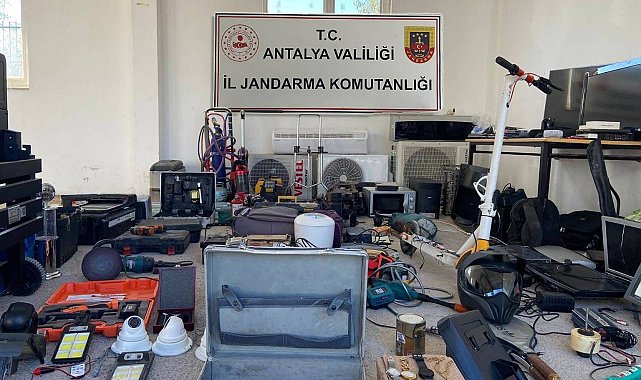 Antalya'da 10 evden hırsızlık yapan şüpheli JASAT tarafından yakalandı