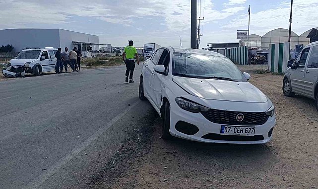 Antalya'da 'U' dönüşü yapan hafif ticari araçla otomobil çarpıştı: 1 yaralı