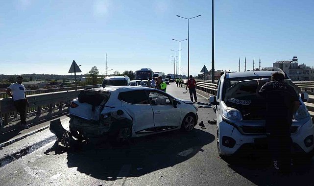 Antalya'da 4 araçlı zincirleme kaza