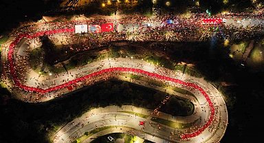 Antalya'da 400 metrelik dev bayrakla Cumhuriyet coşkusu: Fener Alayı'na yüzlerce kişi katıldı