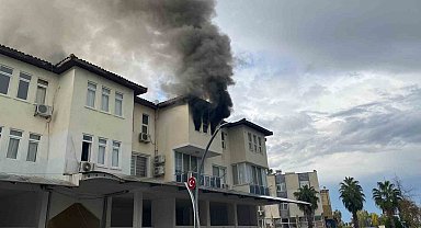 Antalya'da apartman dairesi alev alev yandı