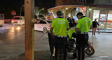 Antalya'da devrilen motosikletin sürücüsü ağır yaralandı: Kaza anı kamerada