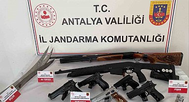 Antalya'da düzenlenen operasyonda çok sayıda ruhsatsız silah ele geçirildi