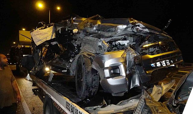 Antalya'da kamyonla çarpışan pikap hurdaya döndü: 1 yaralı