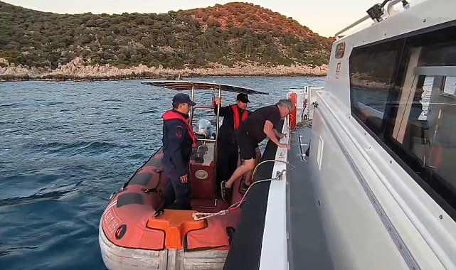 Antalya'da kayalıklarda mahsur kalan Alman turisti Sahil Güvenlik ekipleri kurtardı