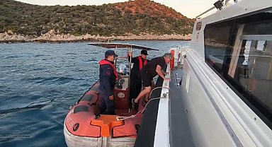 Antalya'da kayalıklarda mahsur kalan Alman turisti Sahil Güvenlik ekipleri kurtardı
