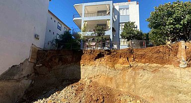 Antalya'da kazı sırasında toprak kayması yaşanan alan görüntülendi