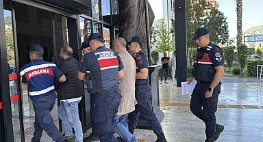Antalya'da sahte pasaportla 24 milyon liralık arsa vurgunu yapan 6 şüpheliden 5'i tutuklandı