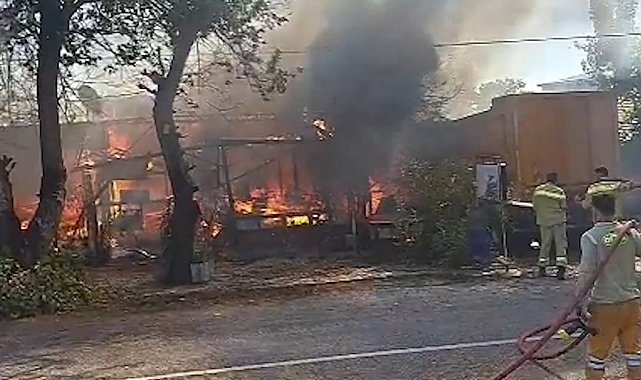 Antalya'da terk edilmiş baraka alev topuna döndü