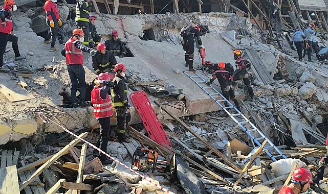 Antalya'da yıkımı gerçekleşen riskli yapı enkazında deprem tatbikatı