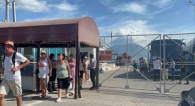 Antalya'ya turist akını devam ediyor: İngiliz turistleri taşıyan lüks kruvaziyer Alanya'ya demirledi
