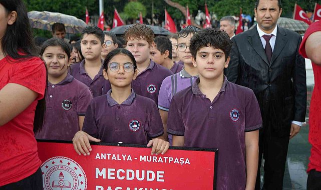 Antalyalılar 29 Ekim coşkusunu sağanak yağmur altında kutladı