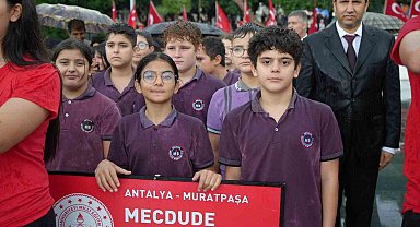 Antalyalılar 29 Ekim coşkusunu sağanak yağmur altında kutladı