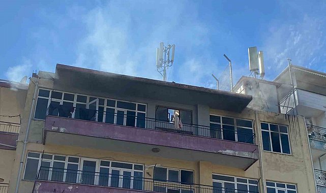 Apartmanda çıkan yangında balkonda mahsur kalan 5 çocuğu itfaiye ekipleri kurtardı