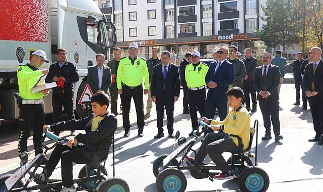 Ardahan'da Mobil Eğitim TIR'ında ilkokul öğrencilerine eğitim