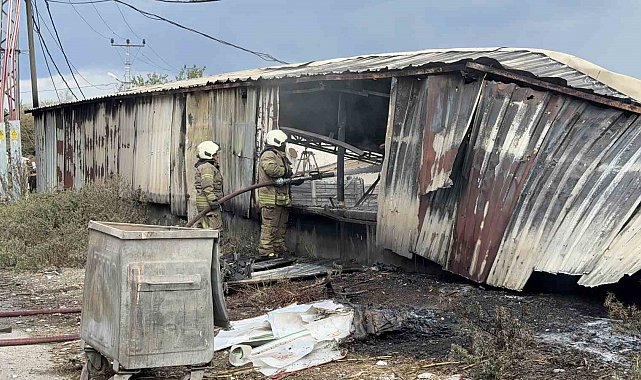 Arnavutköy'de BEDAŞ'a ait trafodan çıkan kıvılcımlar ayakkabı deposunu küle çevirdi