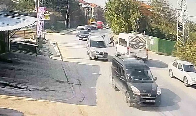 Arnavutköy'de servis minibüsünün çarptığı çocuk yaralandı