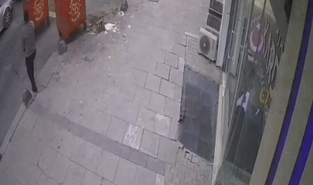 Arnavutköy'de şiddetli rüzgar nedeniyle vatandaşlar zor anlar yaşadı, çöp konteyneri kaydı