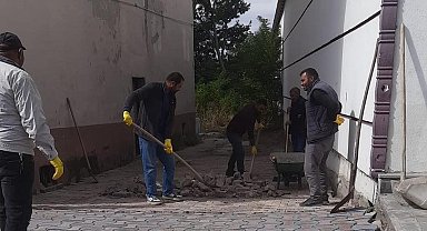 Arpaçay'da kaldırımlar kilitparke taş döşeniyor