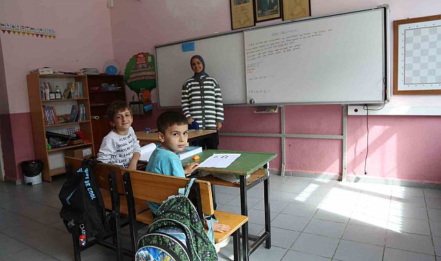 Artvin'de köy okulunda 5 öğrenci 2 öğretmenle eğitim devam ediyor