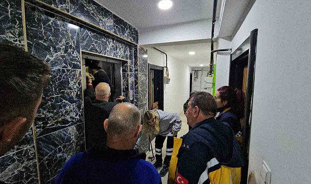 Asansörde mahsur kalan vatandaş kurtarıldı