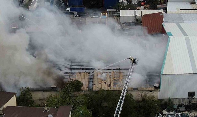 Ataşehir'de fabrika yangını: 4 işçi dumandan etkilendi
