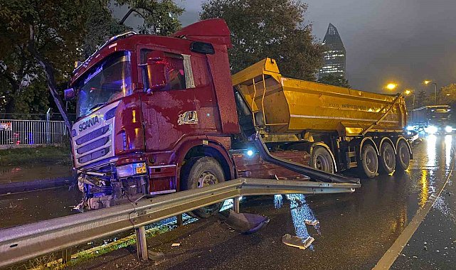 Ataşehir'de kayganlaşan yolda kontrolden çıkan hafriyat kamyonu bariyerlere çarptı