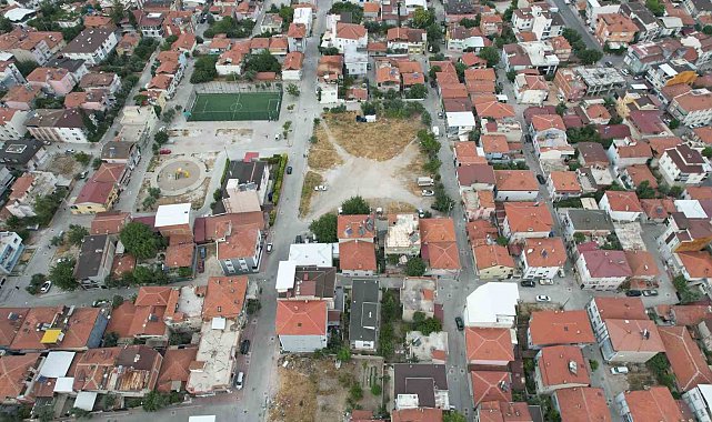 Atıl arsaya okul yaptırmak isteyen muhtar 618 hissedarın peşine düştü