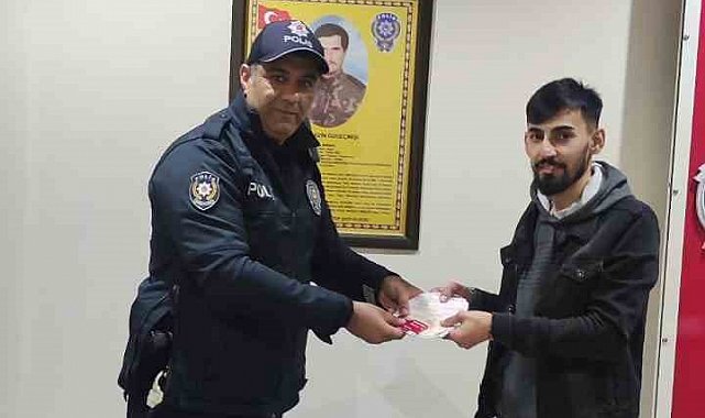 ATM'de bulduğu 6 bin 350 ve kartı sahibine teslim etti